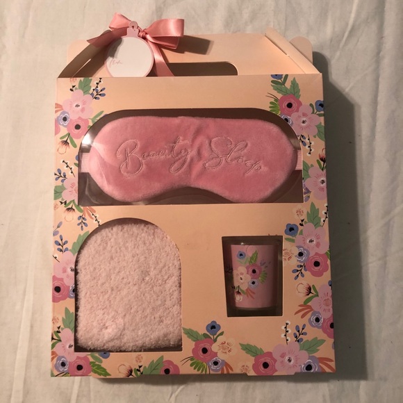 3 for $20- Tri-Coastal Design Mask. Socks. etc - Picture 4 of 4